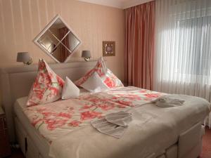 ein Schlafzimmer mit einem großen Bett mit Blumen darauf in der Unterkunft Ferienhaus Nehring in Bad Neuenahr-Ahrweiler