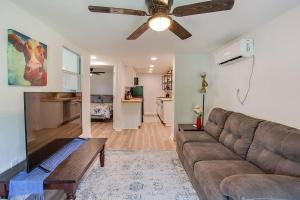 ein Wohnzimmer mit einem Sofa und einem Deckenventilator in der Unterkunft Retreat for 2 @ Lake Talquin in Tallahassee