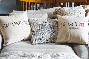 Ένα ή περισσότερα κρεβάτια σε δωμάτιο στο Cozy Cabin Inn