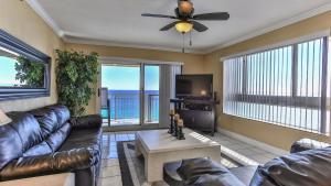 Posezení v ubytování Destin Towers 142 - 2 Bedroom Beach Front Condo in the Heart of Destin with Amazing Views!