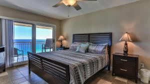 Postel nebo postele na pokoji v ubytování Destin Towers 142 - 2 Bedroom Beach Front Condo in the Heart of Destin with Amazing Views! + 21 fotografií