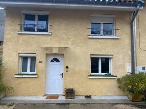 Saint-Maurice-de-RémensにあるPetite maison de villageの黄色の家