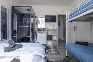 LoosにあるGrande maison familiale avec jardinのベッド1台と二段ベッド1組が備わる客室です。