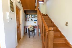un corridoio con scale che conducono a una scrivania in una casa di Astali Villa a Stalida