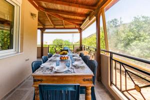 einen langen Tisch auf dem Balkon eines Hauses in der Unterkunft Astali Villa in Stalida
