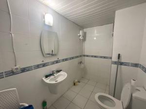 ein Bad mit einem WC und einem Waschbecken in der Unterkunft Lovely Private Flat For Two People in Antalya