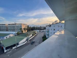 Blick auf eine Straße in einer Stadt mit Gebäuden in der Unterkunft Lovely Private Flat For Two People in Antalya