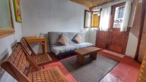 ein Wohnzimmer mit einem Sofa und einem Tisch in der Unterkunft Loft con excelente ubicación en Valle de Bravo in Valle de Bravo