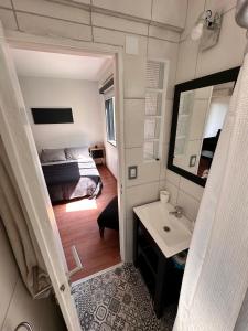 uma pequena casa de banho com uma cama e um lavatório em Apartamento en Las Cañitas em Buenos Aires