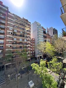 une vue aérienne sur une ville avec de grands bâtiments dans l'établissement Apartamento en Las Cañitas, à Buenos Aires