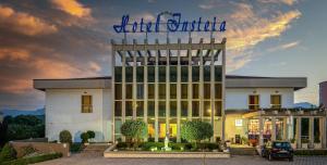 波拉Hotel Insteia的顶部有标志的建筑物