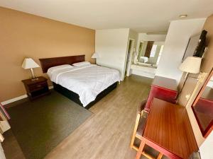 a hotel room with a bed and a table at The Stratton Inn in Princeton