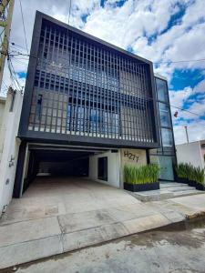 a large building with a lot of windows at Loft cobre en excelente ubicación in San Luis Potosí