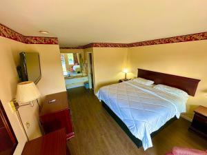 a bedroom with a large bed in a room at The Stratton Inn in Princeton