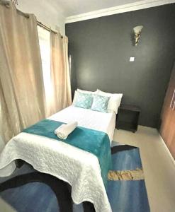 Habitación pequeña con cama y ventana en Busisiwe's RM Home en Lusaka