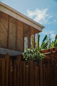 uma cerca de madeira em frente a uma casa em Vila Sal Boutique Noronha em Fernando de Noronha