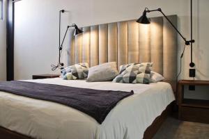 ein Schlafzimmer mit einem großen Bett mit zwei Lampen in der Unterkunft Loft cobalto en excelente ubicación! in San Luis Potosí