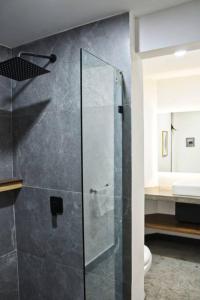 a bathroom with a shower with a glass door at Loft cobalto en excelente ubicación! in San Luis Potosí
