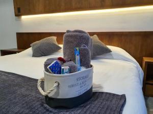 a bucket on a bed with toothbrushes and toothpaste at Loft Bronce en excelente ubicación! in San Luis Potosí