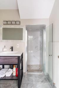 ein Bad mit einer Dusche und einem Waschbecken in der Unterkunft SINGLE BACHELOR UNIT EN-SUITE UPTOWN WATERLOO - e4 in Waterloo
