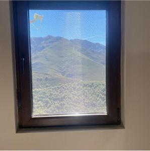 ventana con vistas a la montaña en Terriña Salvaxe, en Quiroga