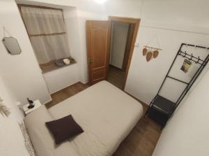 Habitación pequeña con cama y escalera en Terriña Salvaxe en Quiroga