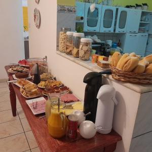 倫索伊斯的住宿－Pousada Canto dos Pássaros，一张桌子上放着一大堆早餐食品