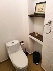 聖路易斯波托西的住宿－Hermoso departamento con excelente ubicación，一间位于客房内的白色卫生间的浴室