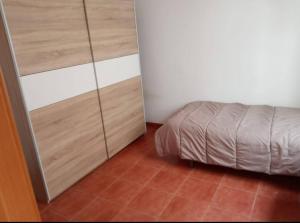 a bedroom with a bed next to a closet at Vivienda Planta Baja in Algemesí