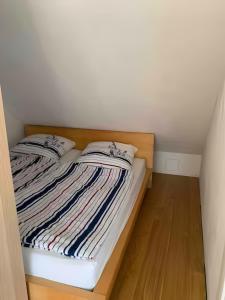 Cama en habitación pequeña con paredes blancas en Zimmer 31qm inkl. Duschbad, en Hamburgo