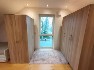 um quarto vazio com dois armários e uma janela em Zimmer 31qm inkl. Duschbad em Hamburgo