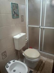 uma pequena casa de banho com WC e chuveiro em Lo de Guille em Oberá