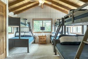 a bedroom with two bunk beds and a ceiling at 2600 Linden View Drive By Sarah Bernard Vacation Rentals in Innsbrook