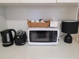 TV at/o entertainment center sa Spacious self contained unit - short walk to Grange Jetty