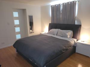 Ένα ή περισσότερα κρεβάτια σε δωμάτιο στο Spacious self contained unit - short walk to Grange Jetty