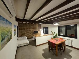 聖安東尼艾列克的住宿－Posada del Atelier，一间带桌子的客厅和一间卧室