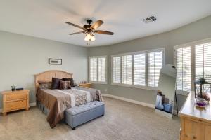 Gold CanyonにあるMtn Views Family-Friendly Gold Canyon Getaway!のベッドと天井扇風機のある寝室