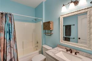 Gold CanyonにあるMtn Views Family-Friendly Gold Canyon Getaway!の洗面台、トイレ、鏡のあるバスルーム +18枚の写真