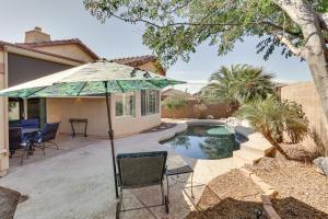 Gold CanyonにあるMtn Views Family-Friendly Gold Canyon Getaway!のパティオ(パラソル、プール付)
