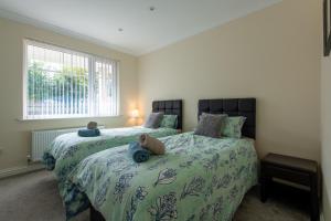 een slaapkamer met twee bedden met teddyberen erop bij Seaview Cottage in Cardiff