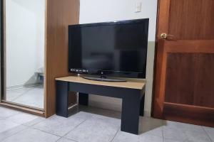 a tv sitting on a table in a room at Departamento Planta Baja para 6 in Tampico