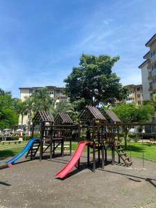 un parque con parque infantil con toboganes y estructura de juegos en Penthouse Apartment with Spectacular Pool and Mountain Views!, en Jacó