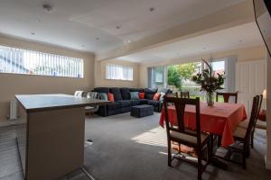 ein Wohnzimmer mit einem Tisch und einem Sofa in der Unterkunft Seaview Cottage in Cardiff