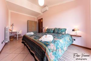 een slaapkamer met een bed en een bureau in een kamer bij Terrazza Sulla Luna in Casciana Terme