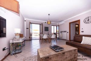 een woonkamer met een bank en een tafel bij Terrazza Sulla Luna in Casciana Terme