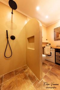 een badkamer met een douche en een toilet. bij Terrazza Sulla Luna in Casciana Terme