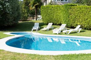 Bazén v ubytování Villa Campo Das Medas , en medio de la naturaleza con piscina privada de sal nebo v jeho okolí