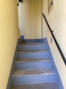 un escalier dans un bâtiment avec des marches bleues dans l'établissement Casa Teresa, à Germignaga