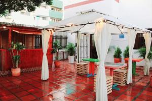 biały baldachim na patio z roślinami w obiekcie H B SULTAN SUITE w mieście Cartagena de Indias
