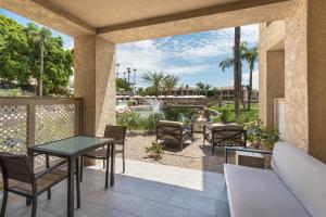 une terrasse avec une table, des chaises et une fontaine dans l'établissement The Phoenician, a Luxury Collection Resort, Scottsdale, à Scottsdale